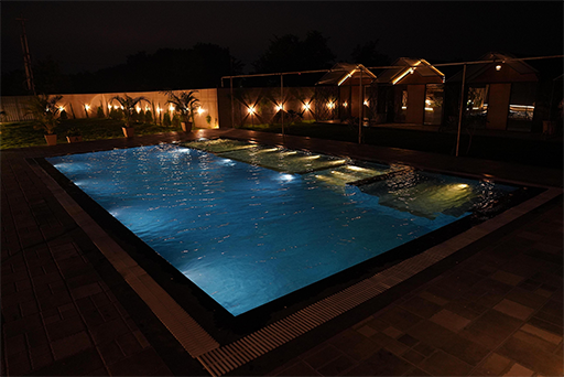 Pool & Lounge